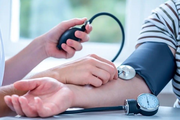 بررسی علت فشار خون عصبی و راه های درمان